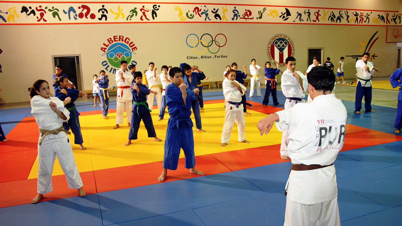 estudiantes-de-ecedao-en-sala-de-lucha-y-judo